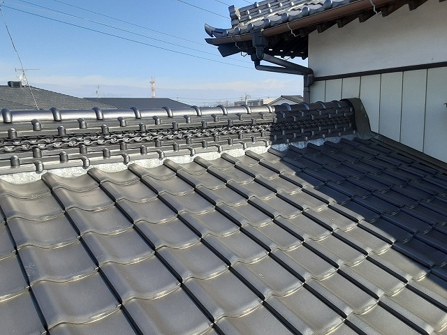 和瓦屋根の二階建て住宅